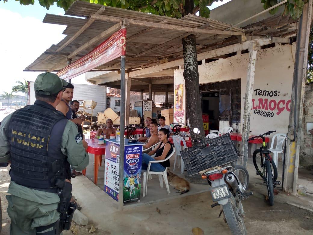 Em Vitória, Polícia Militar faz ações de prevenção ao coronavírus e orienta população a ficar em casa