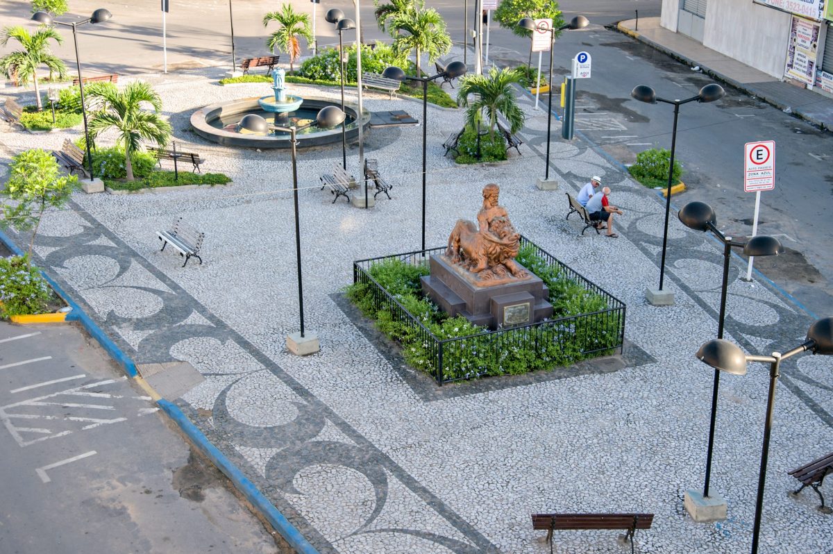 Homem tenta matar jovem com garrafa quebrada durante briga na Praça Leão Coroado