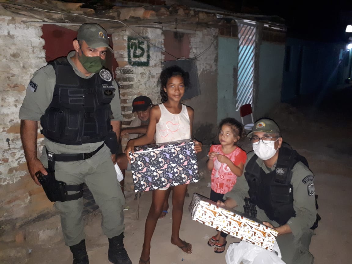 Policiais militares do 21º BPM presenteiam crianças na comunidade de Doutor Alvinho