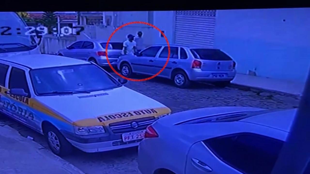 Tudo filmado: dupla é flagrada furtando veículo em Vitória
