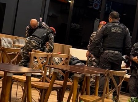 Policial Militar de Pernambuco entra em surto após confundir clientes com bandidos em Natal, RN